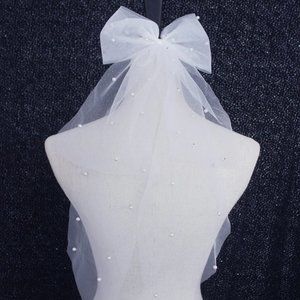 SHEIN Faux Pearl Detail Bow Decor Bridal Veil